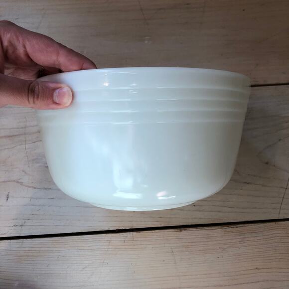 Pyrex Vintage Milk Glass Bowl 1940s Hamilton Beach Mixer Bowl - Picture 3 of 6